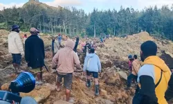 Papua Yeni Gine'de köy toprak altında kaldı: Çok sayıda ölü var