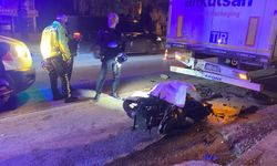 Park halindeki tıra çarpan genç motosikletli hayatını kaybetti