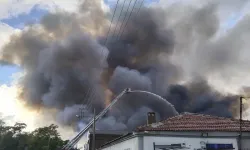 Patlama sesleri infial yarattı: Bornova’da korkutan depo yangını