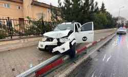 Yağış nedeniyle kontrolden çıkan pikap aydınlatma direğini devirdi