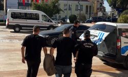 Polis merkezi önünde arbede: Polis memuru yaralandı, 2 kişi tutuklandı!