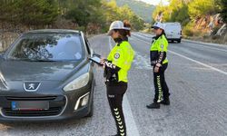 Radar, denetim, bilinçlendirme: Kadın trafik polisleri Çeşme yolunda denetimleri sıklaştırdı