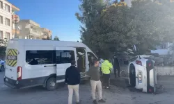 Okul servisi ile otomobilin çarpıştığı kazada 12 kişi yaralandı