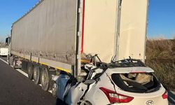 Tırın altına giren otomobilde 1 kişi hayatını kaybetti