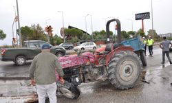 Trafik faciası: Traktör hurdaya döndü, 76 yaşındaki sürücü kurtarılamadı!