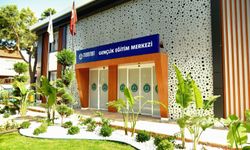 Menemen Belediyesi öğrencilere 10 bin dijital eğitim paketi dağıttı