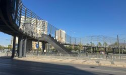 İzmir Mavibahçe’deki üst geçitin bakımsızlığı vatandaşın sağlığını tehdit ediyor