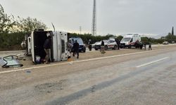 Yağışlı yolda korku dolu anlar: Tarım işçilerini taşıyan minibüs takla attı, yaralılar var!