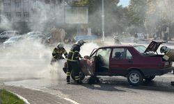 Yol kenarında yangın paniği: Otomobilin motoru cayır cayır yandı!