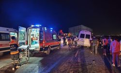 Yolcu minibüsü traktöre çarptı: 15 yaralı!