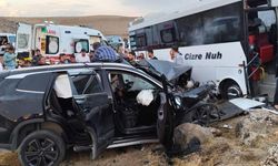 Yolcu otobüsü ile otomobil çarpıştı: 1’i ağır 4 yaralı