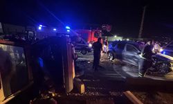 İki otomobilin çarpıştığı kazada 1 kişi öldü, 9 kişi  yaralandı