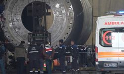 3 tonluk levhanın altında kalan 2 işçi hayatını kaybetti