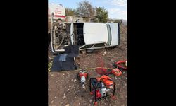 41 yaşındaki adam takla atan otomobilde hayatını kaybetti