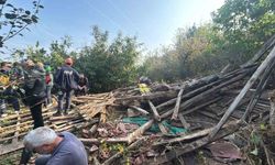 Ahşap yapı çöktü: Tahta yığını altında kalan adam hayatını kaybetti