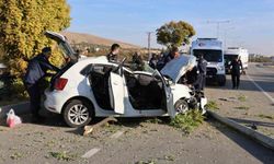 Otomobil aydınlatma direğine çarptı: Bebek ve annesi hayatını kaybetti