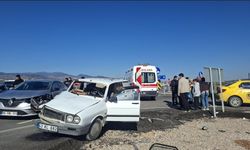 Araçlar çarpıştı, yol bir süreliğine trafiğe kapandı!