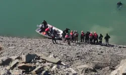 Baraja uçan otomobilde ölen 2 kişinin kimliği belirlendi