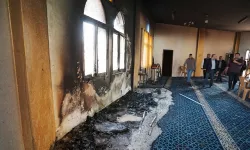 Batı Şeria’da camiye kundaklı saldırı: Gaspçı İsrailliler ırkçı yazılar bıraktı