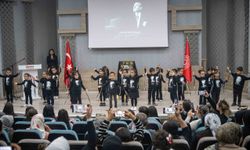 Bornovalı miniklerden Ata'ya sevgi gösterisi