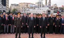 Büyük Önder Atatürk’e Taksim’de saygı duruşu