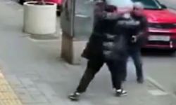 Cadde ortasında şiddet: Kiracı, ev sahibine art arda yumruklar savurdu!