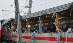 Çekya’da iki yolcu treni çarpıştı: Çok sayıda yaralı var!