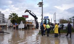 Çeşme bir günde bir aylık yağış aldı: Belediye tüm birimleriyle sahada