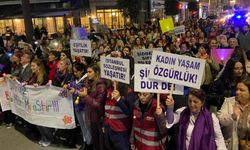 CHP İzmir’in kadınları şiddete karşı yürüdü