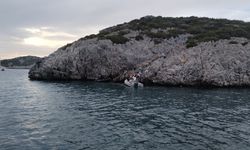 Deniz keyfi kabusa döndü: Lastik bot kayalıklara çarptı