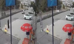 Direksiyon hakimiyetini kaybetti, araç yan yattı: Kaza kamerada!