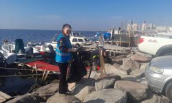 Doğaseverler el ele vererek Karşıyaka'da kıyı temizliği yaptı