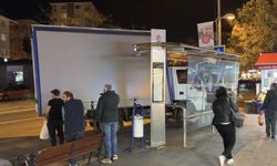 Faciadan dönüldü: Kontrolden çıkan kamyonet durağa daldı!