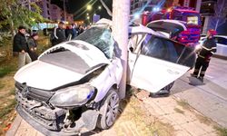 Feci kaza: Otomobil direğe saplandı, 2 kişi ağır yaralandı