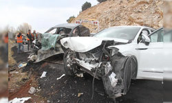 Feci kazada iki otomobil çarpıştı: 1 ölü, 2'si ağır 3 yaralı