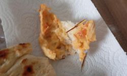 Fırından aldığı ekmekte şok! Odun parçalarıyla karşılaştı