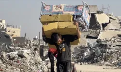 Gazze’de soğukla gelen tehlike: Filistinliler enkazlardan kışlık eşya topluyor