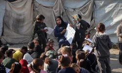 Gazze’de yıkılan okulların yerine çadır sınıflar kuruldu