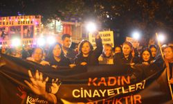 Geceyi aydınlatan yürüyüş: Kadınların sesi Karabağlar'da yankılandı