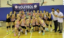 İEÜ Kadın Voleybol Takımından set vermeden şampiyonluk