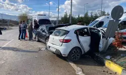 İki otomobil kafa kafaya çarpıştı! 7 kişi yaralandı!