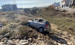 İp ve demir levha kurtardı: Otomobil köprüden düşmekten kurtuldu!