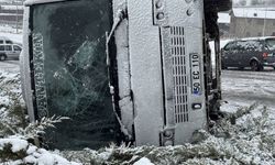 İşçi servisi kayganlaşan yolda devrildi: 14 yaralı