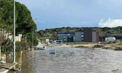 İzmir Dikili’de araçlar su altında kaldı