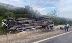 İzmir Menderes’te feci kaza! Turistleri taşıyan minibüs devrildi