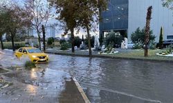 İzmir'de sağanak etkili oldu! Cadde ve sokaklar göle döndü