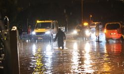 İzmir’de sağanak yağış hayatı felç etti: Çeşme’de ev ve iş yerlerini su bastı