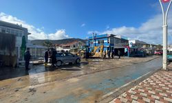 İzmir'de sağanak yağış hayatı felç etti: Esnaftan İZSU'ya tepki