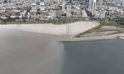 İzmir'de sağanak yağış sonrası denizin rengi değişti