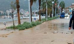 İzmir'i sel vurdu: Ev ve iş yerlerini su bastı